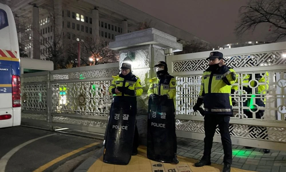 Πώς αντέδρασαν Νοτιοκορεάτες στο σοκ του στρατιωτικού νόμου - Διαδηλώσεις και αγορές πανικού